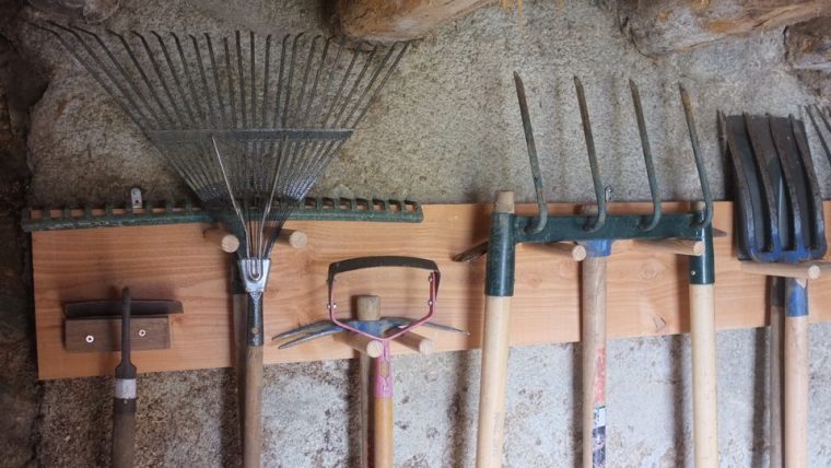 accroche outils de jardin