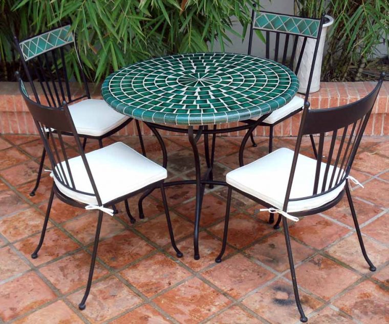 table de jardin en mosaique marocaine