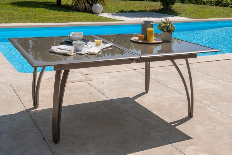table de jardin marron