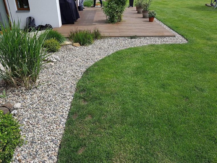 petite bordure de jardin en plastique