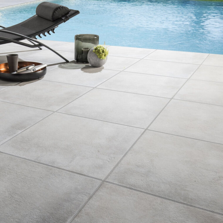 Carrelage Exterieur Piscine Des Carreaux De Carrelage Effet Pierre Aux Abords De La Carrelage Exterieur Piscine Des Carreaux De Carrelage Effet Pierre Aux Abords De La