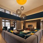 Coussin Jaune Et Bleu Décoration Colorée –accrocheur Dans Une Maison Contemporaine