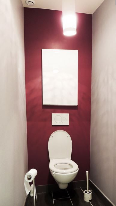 Deco sol Gris Mur Rouge Et sol Gris Dans Les toilettes