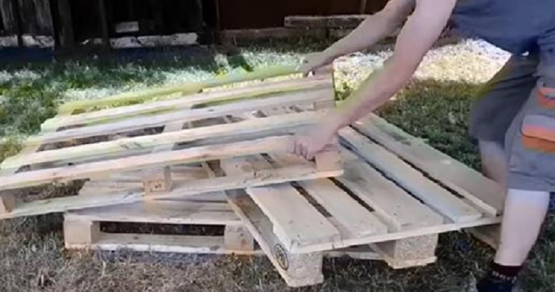 Fabriquer Un CanapÃ© Il Fabrique Un Canapé Pour son Jardin Avec 3 Palettes De