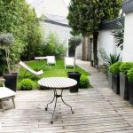 Jardin Devant Maison Terrasse Pots Dans Un Petit Jardin Avec Terrasse En Bois Et