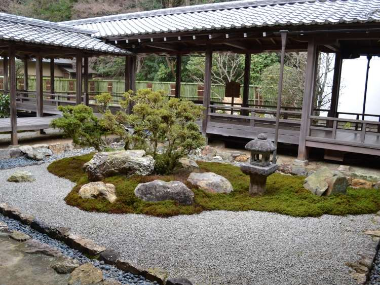 Lanterne Japonaise Jardin Zen Jardin Japonais Contemporain Ment Y Intégrer Le Bonsaï