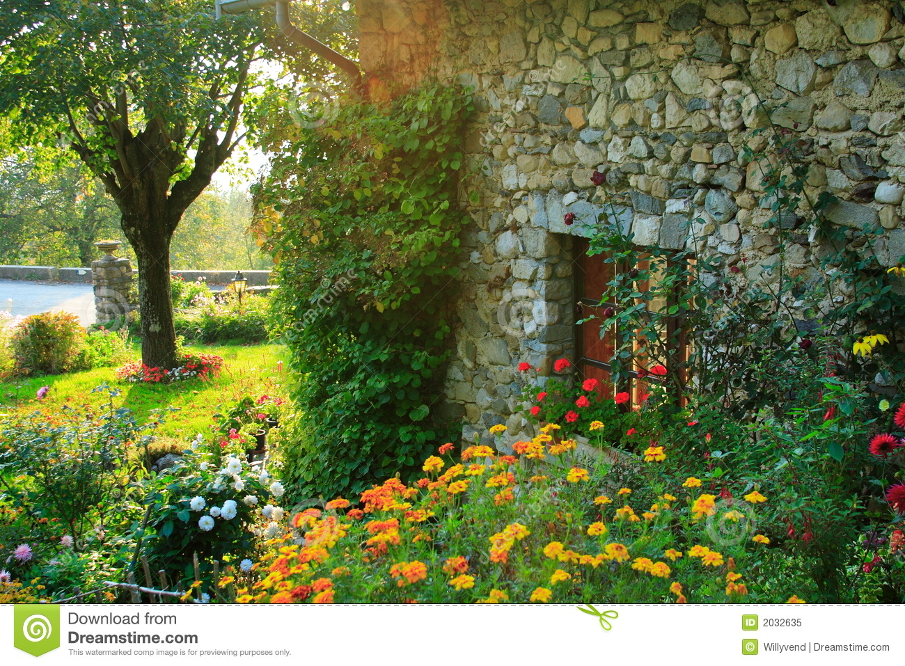 Maison Et Jardin Jardin Et Vieille Maison Image Stock Image Du Fleur