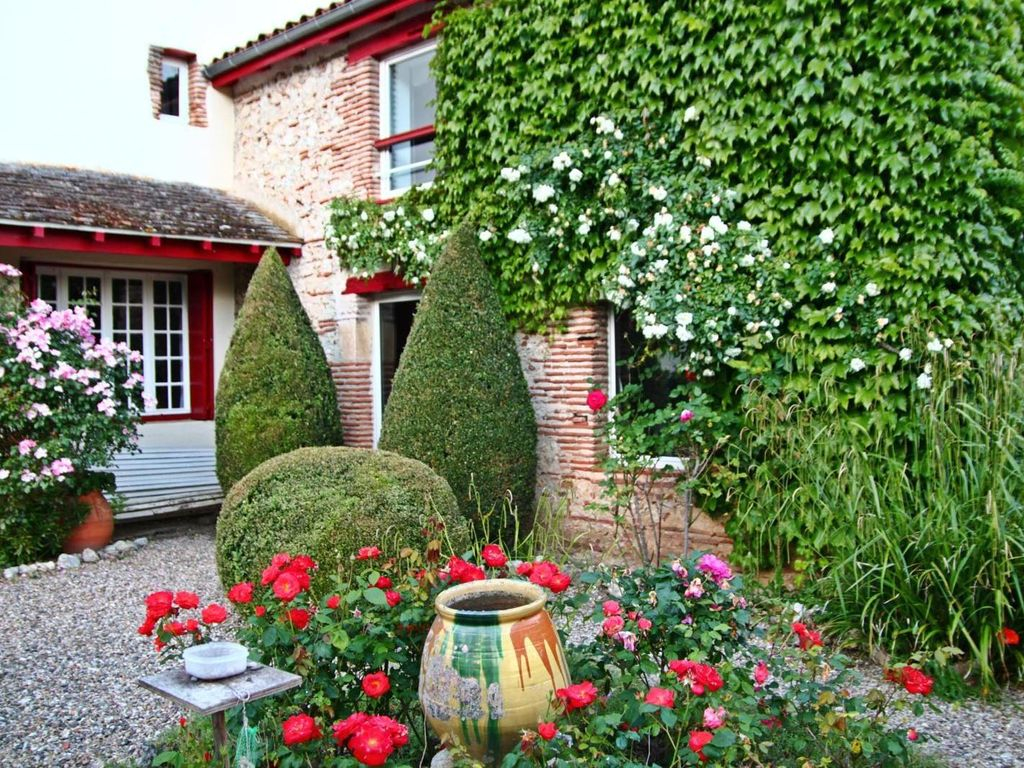 Petit Jardin Fleuri Très Jolie Maison Du Village Dominant Le Lot Calme