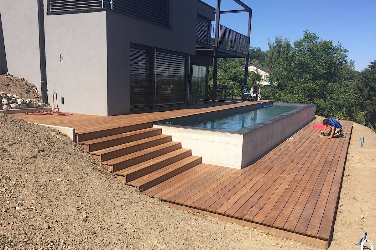 terrasse bois coulissante sur piscine naturelle