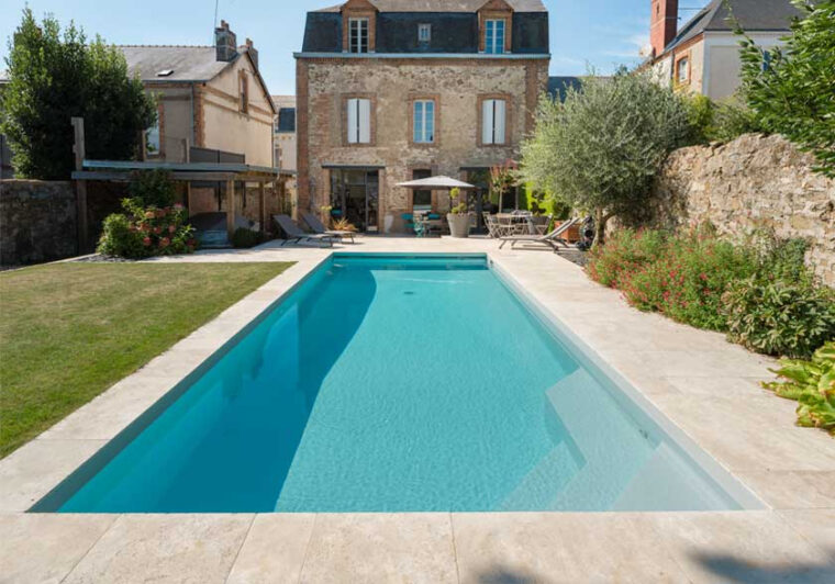 Plage Piscine Travertin Plongez Une Tête Avec Des Margelles De Piscine En Pierre