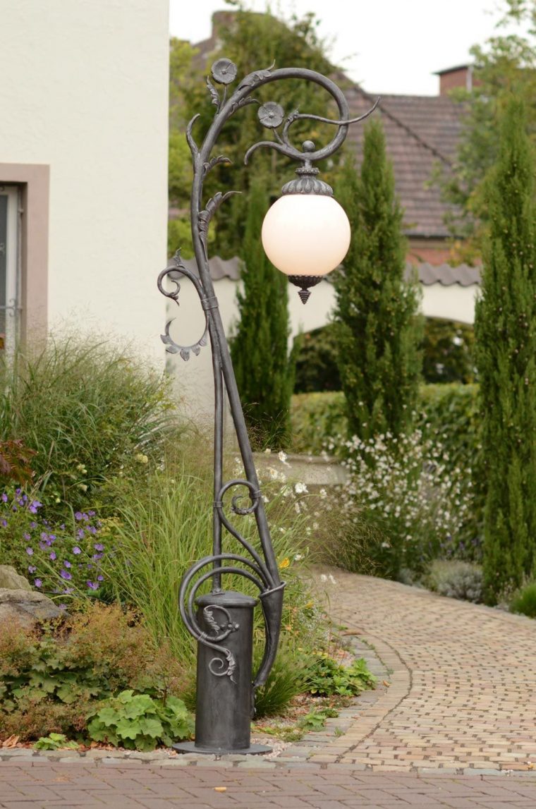 petit lampadaire de jardin