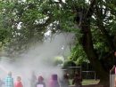 Brumisateur De Brouillard D'eau Dans Un Jardin D'enfant ... serapportantà Brumisateur Jardin