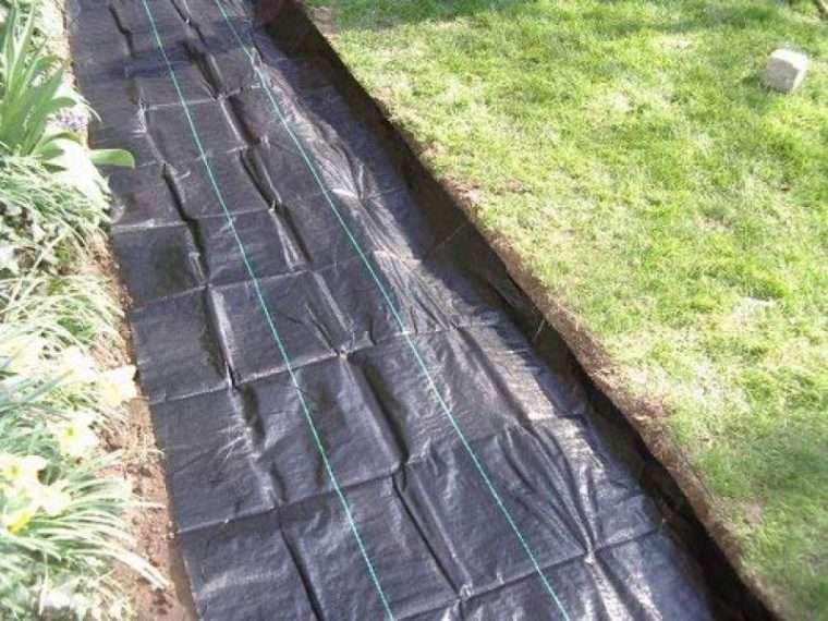 bache anti herbe jardin