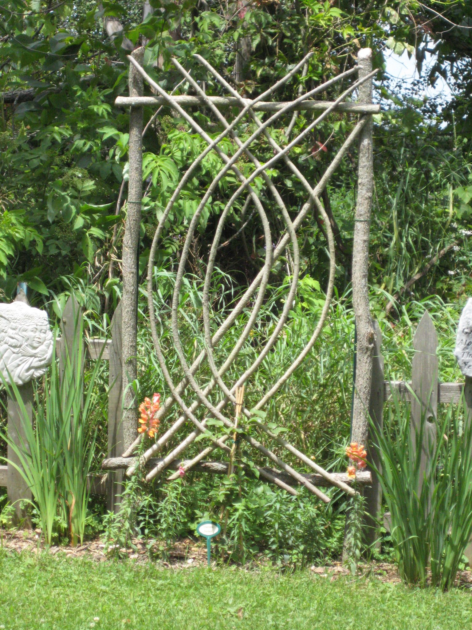 This Is A Willow Arbor I Made For A Clematis | Déco Jardin ... pour Tonelle De Jardin