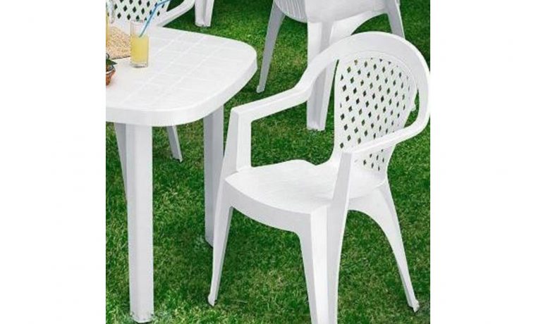 chaises blanches de jardin