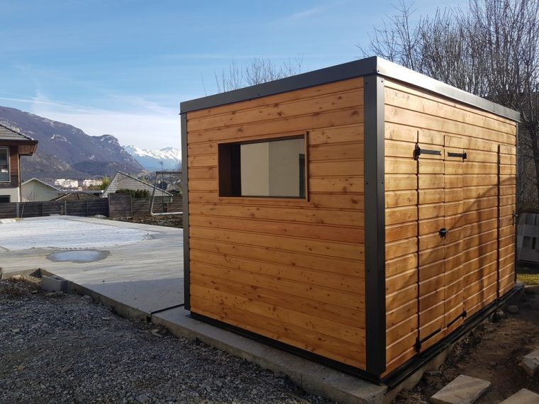 abri de jardin sur pelouse