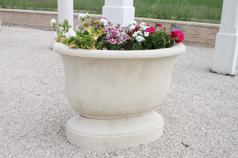 vasque sur pied en pierre pour jardin