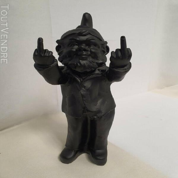 nain de jardin doigt d'honneur