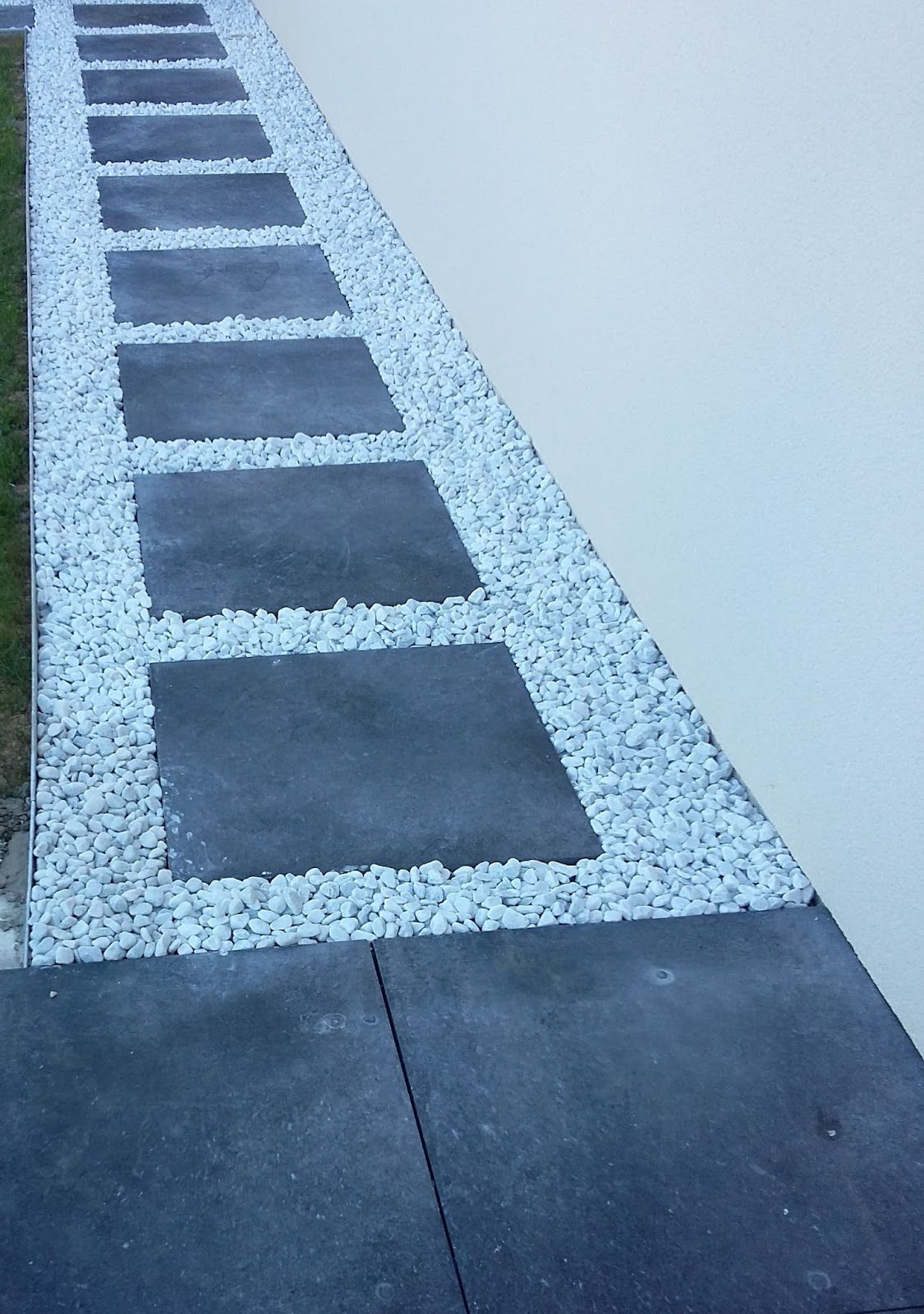 Allée Dalle Et Galet Blanc | Amenagement Devant Maison ... tout Dalle De Jardin Bordure