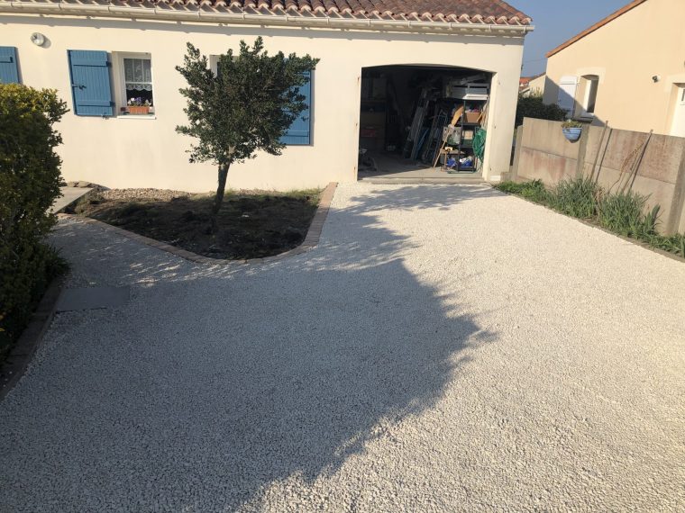 Aménagement Cour Et Chemin Avec Gravier,sable Compact,grave ... encequiconcerne Amenagement Cour Devant Maison