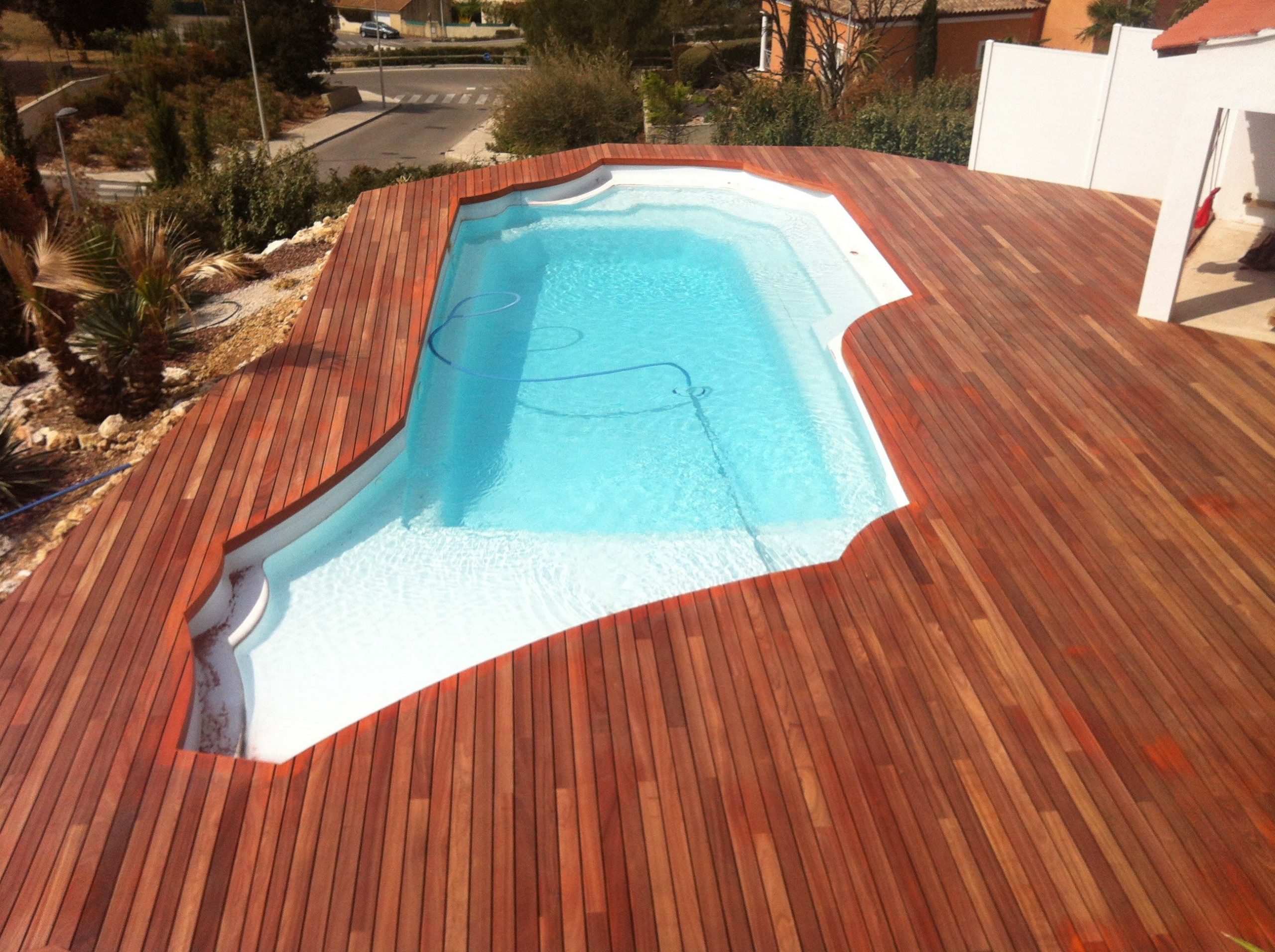 Aménagement De Terrasse De Piscine En Bois Exotique Padouk ... encequiconcerne Bois Pour Terrasse Exterieur Exotique Pour Piscine