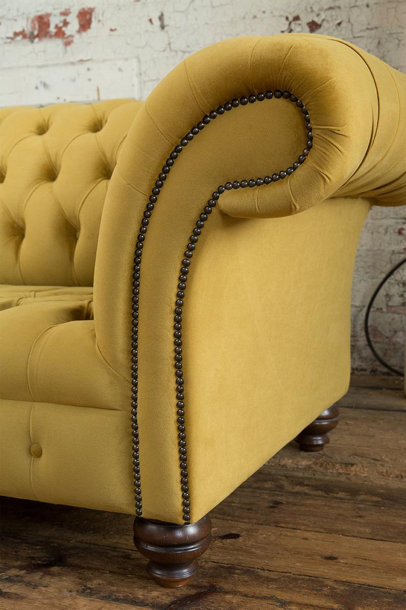 British Handmade Mustard Velvet 3 Seater Chesterfield Sofa à Canap Chesterfield En Cuir En Vente En Argent Canadien