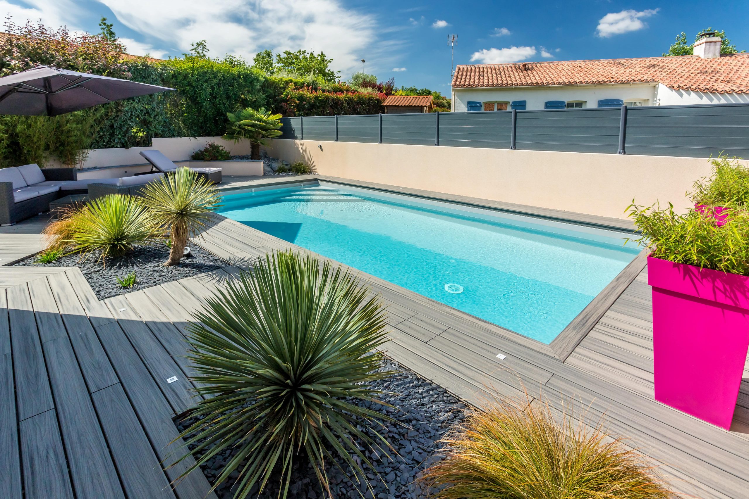 Coin Piscine Design. Terrasse Bois, Grand Pots Roses. Bains ... encequiconcerne Amenagement Piscine Bois