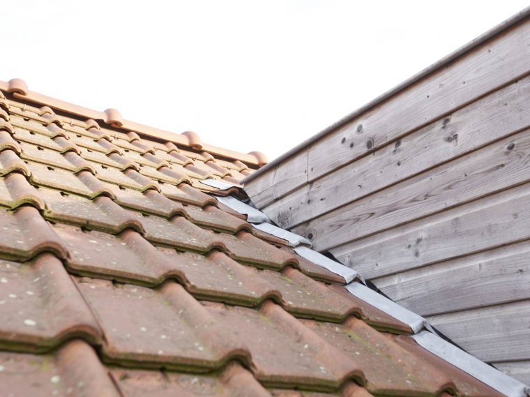 Comment Assurer L'étanchéité De La Toiture ? | Leroy Merlin tout Bande De Toiture Comment Assurer L'étanchéité De La Toiture ? | Leroy Merlin tout Bande De Toiture