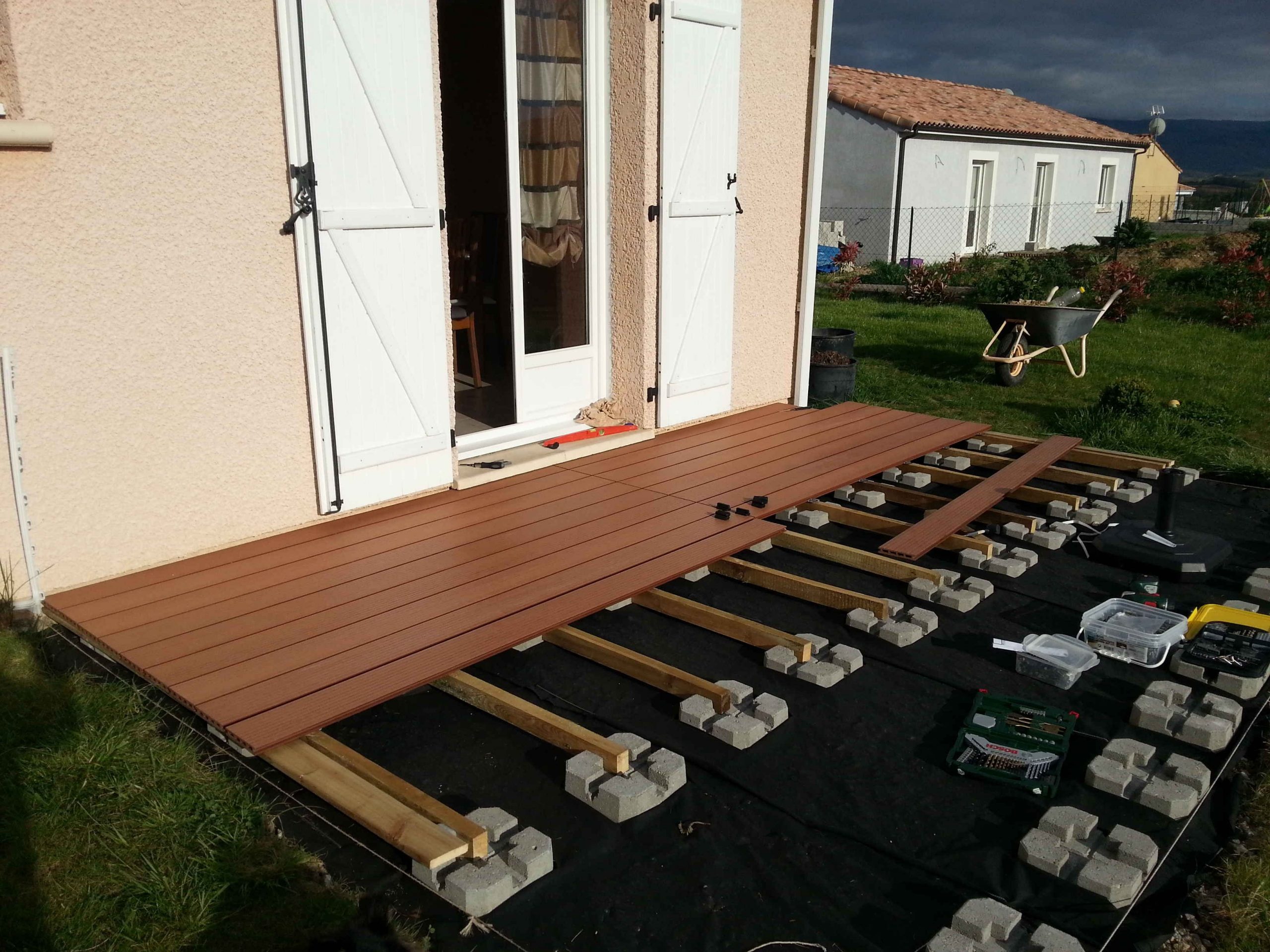 Comment Poser Une Terrasse Composite Sur Lambourdes Et Plots ... à Plot Dalle Terrasse Castorama