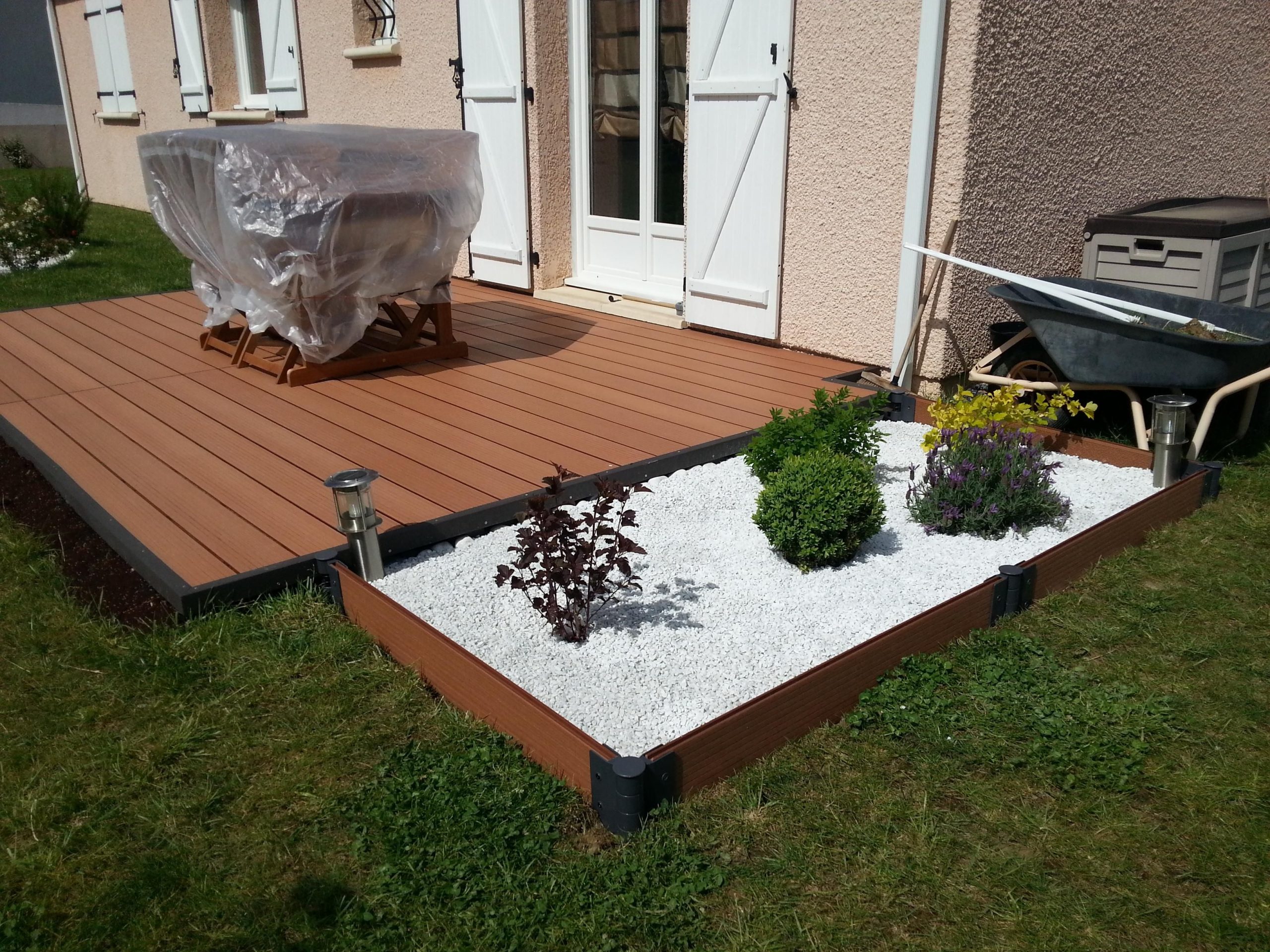 Comment Poser Une Terrasse Composite Sur Lambourdes Et Plots ... avec Terrasse Bois Sur Plot Castorama