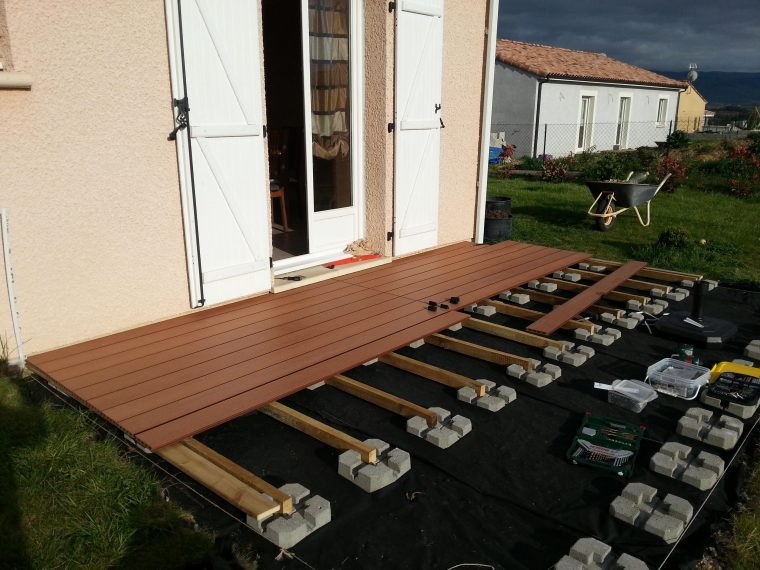 Comment Poser Une Terrasse Composite Sur Lambourdes Et Plots ... concernant Plots Pour Terrasse Bois Castorama