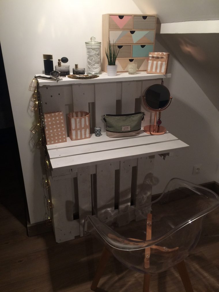 Diy Meuble Coiffeuse En Palettes | Chambre Ado Palette, Diy ... avec Faire Une Coiffeuse En Palette