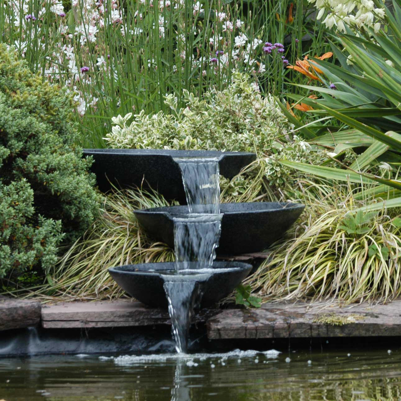 Idées Déco] Fontaines Et Bassins Dans Le Jardin | Cocon ... serapportantà Fontaine De Jardin Zen Exterieur