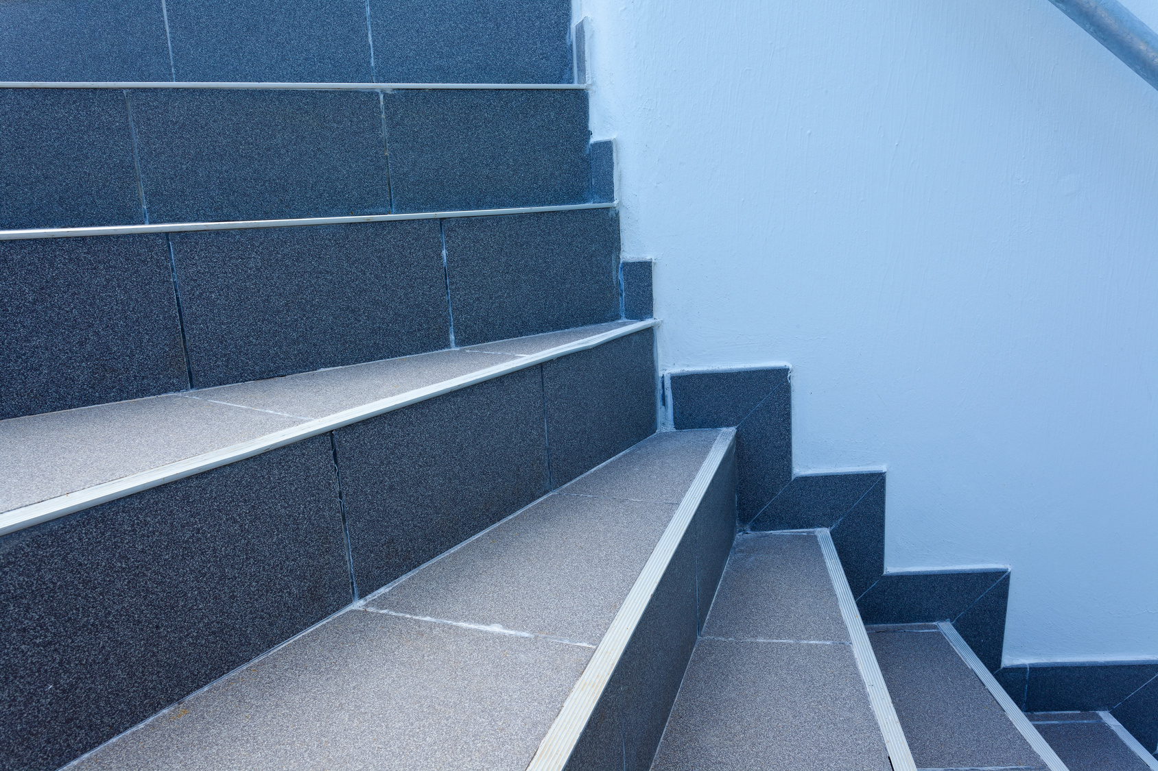 Le Carrelage Pour Un Escalier : Dans Quel Cas Et Comment Le ... avec Carrelage Escalier Extérieur Antidérapant