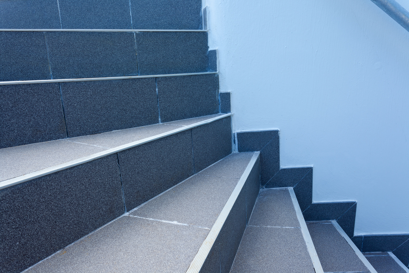 Le Carrelage Pour Un Escalier : Dans Quel Cas Et Comment Le ... avec Carrelage Escalier Exterieur Antiderapant