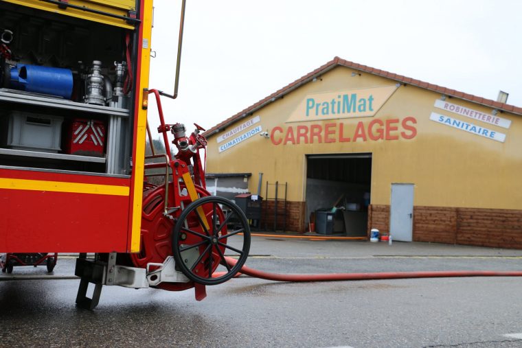 Loire | Incendie Dans L'entrepôt De Pratimat À Saint-Chamond tout Pratimat Carrelage Loire | Incendie Dans L'entrepôt De Pratimat À Saint-Chamond tout Pratimat Carrelage