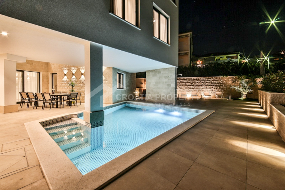Moderne Villa Mit Pool Zum Verkauf Kroatien avec Pool House Moderne