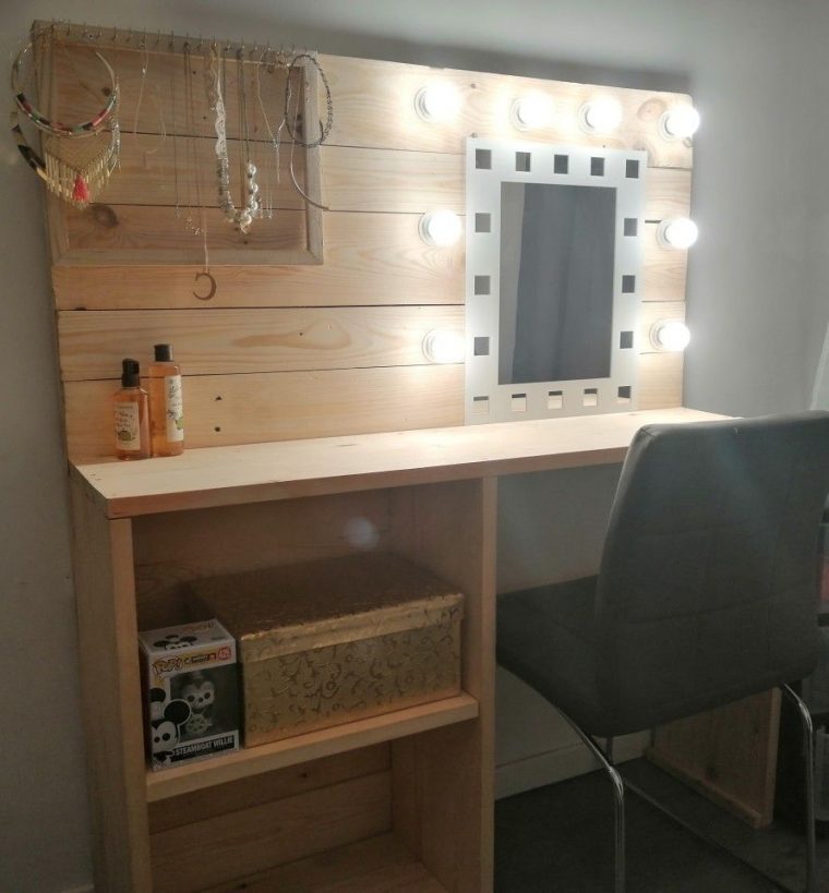 Petite Coiffeuse Style Star En Palettes | Coiffeuse Meuble ... avec Coiffeuse En Bois De Palette