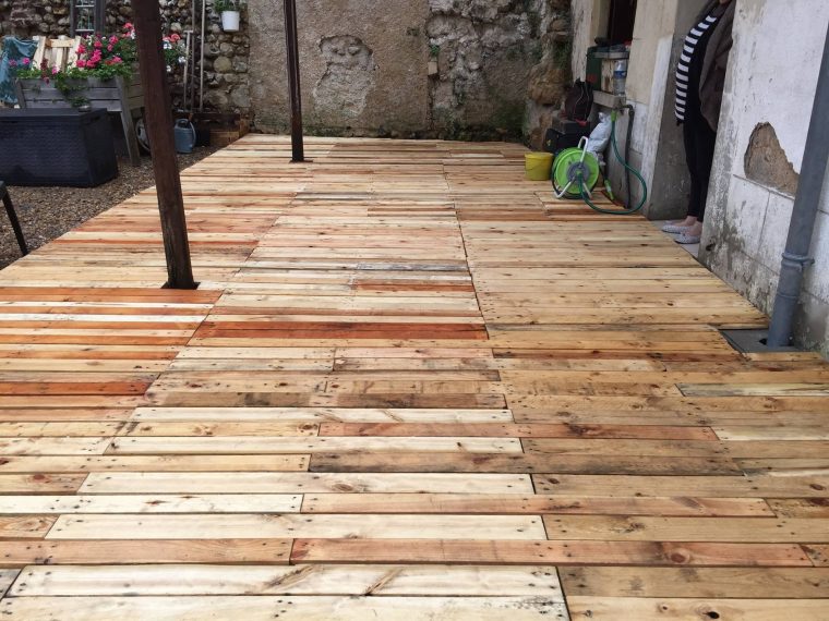 Plancher Terrasse Extérieur En Lattes De Palettes | Plancher ... intérieur Plancher Extérieur