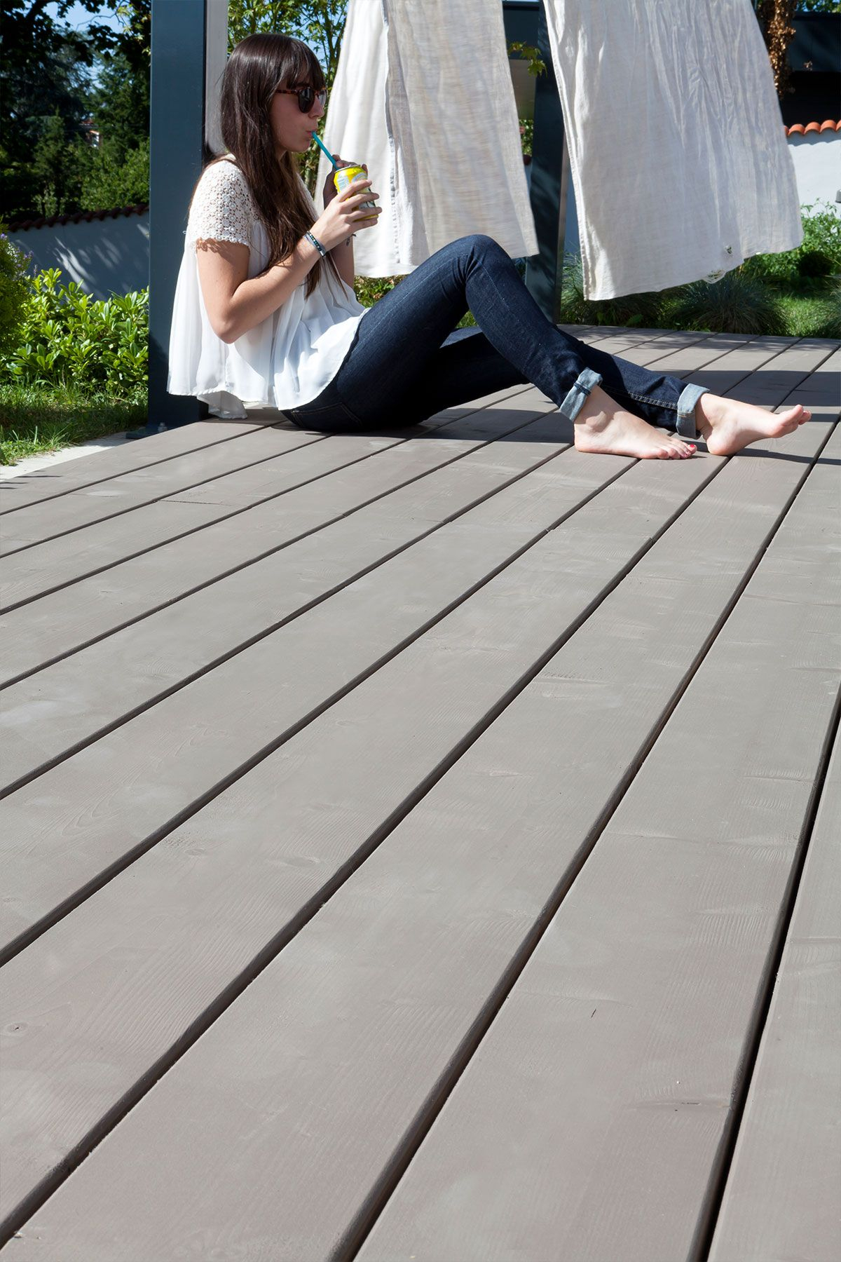 Protégez Votre Terrasse En Bois À L'aide D'une Peinture ... avec Peinture V33 Terrasse Bois