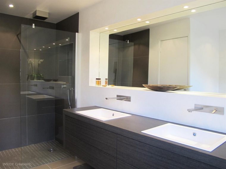 Salle De Bain Contemporaine, Meuble Vasque En Bois, Douche À ... destiné Meuble Vasque Design Italien