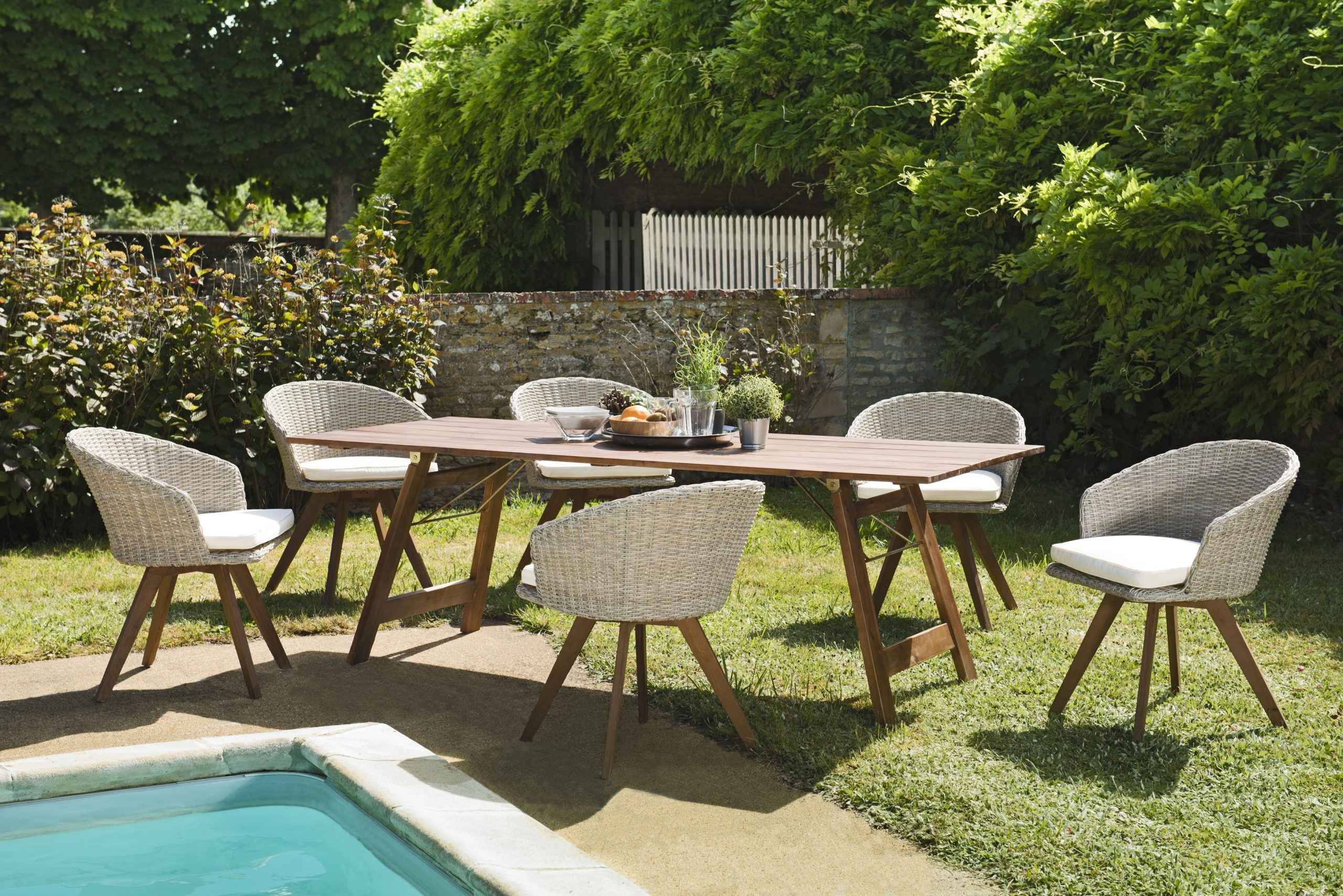 Salon De Jardin Avec 6 Chaises En Rotin Et Table En Bois ... tout Table De Jardin En Bois Avec Chaises