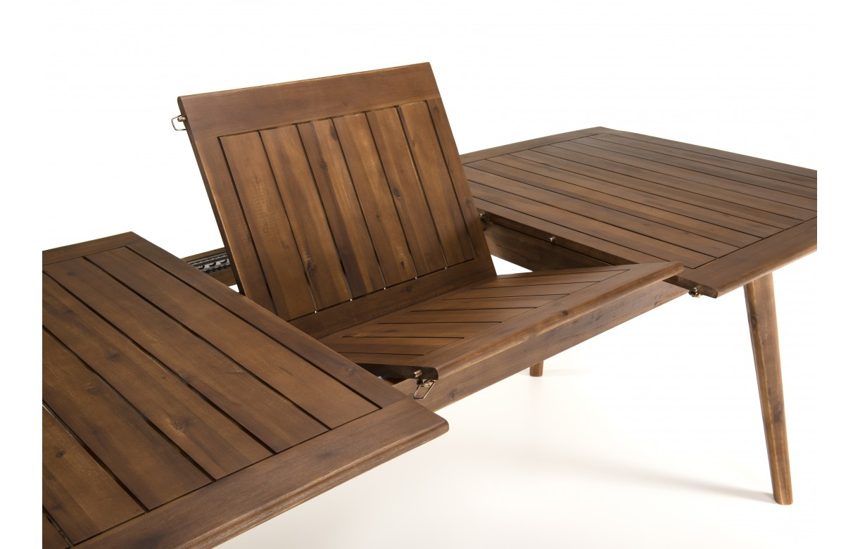 Salon D'extérieur Avec Table En Bois Massif Et Chaises Rotin ... tout Table De Jardin En Bois Avec Chaises