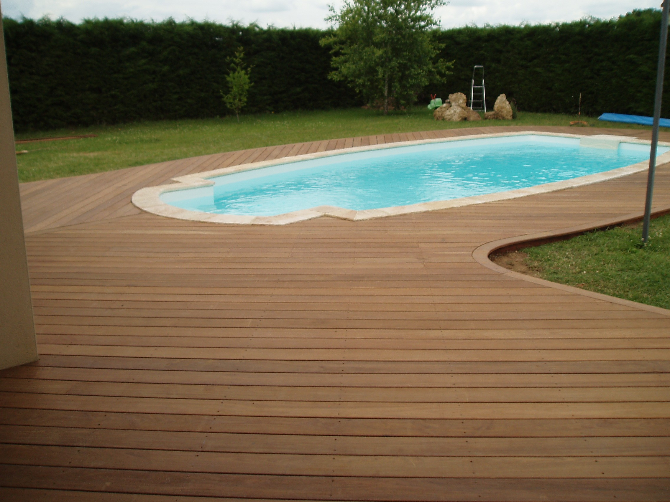 Terrasse De Piscine En Bois : Quel Budget Prévoir Et Comment ... destiné Bois Pour Terrasse Exterieur Exotique Pour Piscine