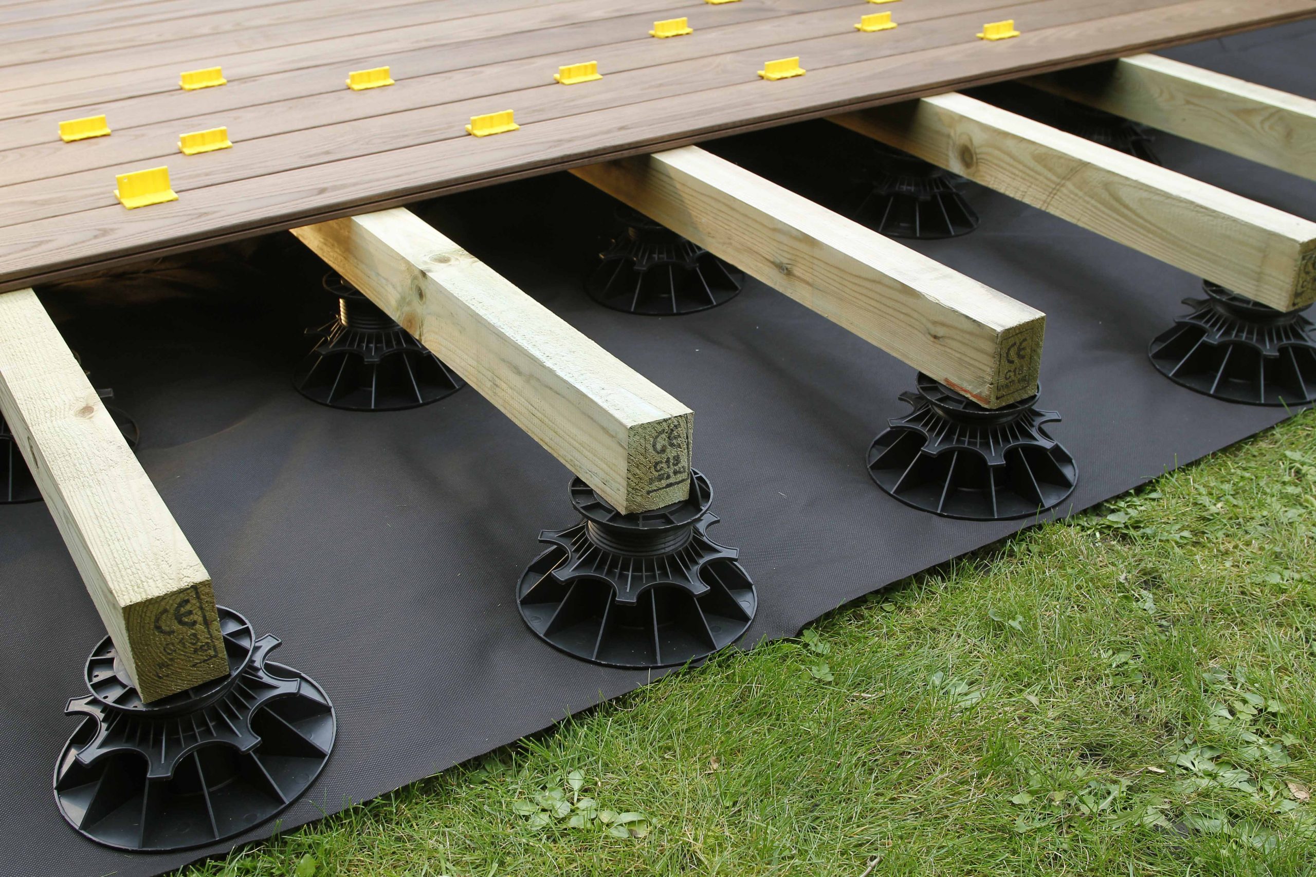 Terrasse En Bois : La Pose Sur Plots Pvc Réglables - Guide ... concernant Comment Construire Une Terasse En Bois Tous De Seul