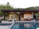 This Can-Do Pool House Cleverly Goes From Private To Party ... à Pool House Moderne