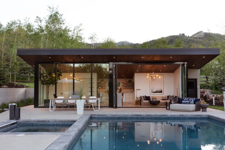 This Can-Do Pool House Cleverly Goes From Private To Party ... à Pool House Moderne