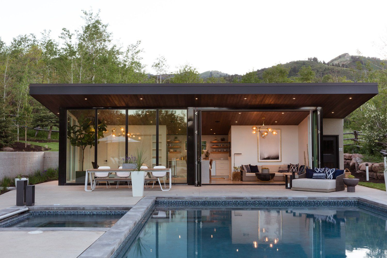 This Can-Do Pool House Cleverly Goes From Private To Party ... dedans Pool House Moderne En Kit