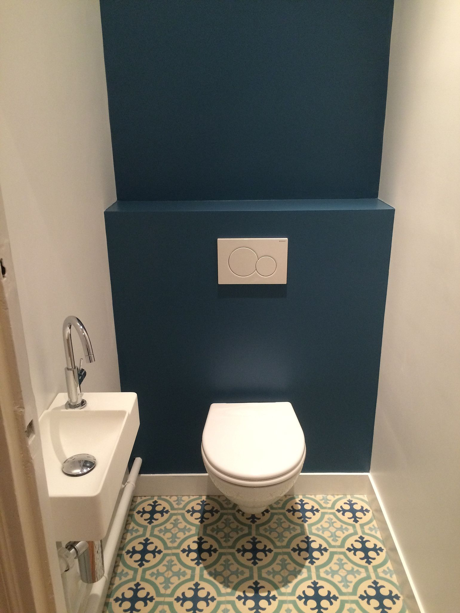 Un Joli Bleu Canard Pour Ces Toilettes. Mention Spéciale Au ... tout Peinture Wc Moderne