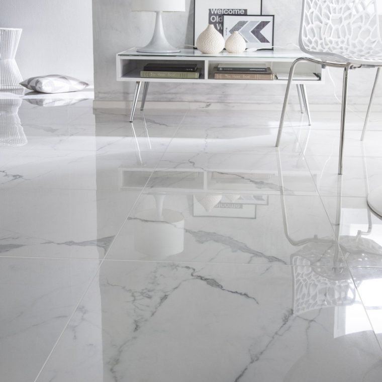 Un Salon Au Sol En Carrelage Brillant | Leroy Merlin pour Parquet Blanc Brillant